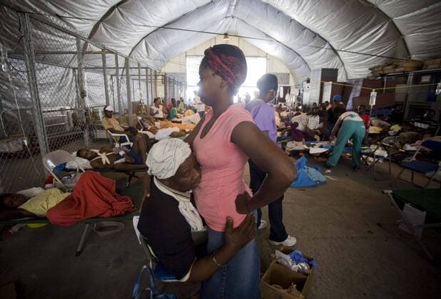 (100118) -- PORT-AU-PRINCE, Jan. 18, 2010 (Xinhua) -- Earthquake survivors wait to be treated in a hospital in Port-au-Prince, Haiti, on Jan. 17, 2009. (Xinhua David de la Paz) (jl) (6)HAITI-PORT-AU-PRINCE-EARTHQUAKE-MEDICAL TREATMENT 