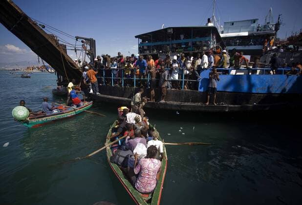 (100121) -- PORT-AU-PRINCE, Jan. 21, 2010 (Xinhua) -- Local citizens try to flee this destroyed city by boat in Port-au-Prince, Haiti, Jan. 20, 2010. A 7.0 magnitude earthquake hit the country on Jan. 12, 2010. (Xinhua David de la Pas) (cy) (8)HAITI-QUAKE-FLEE 