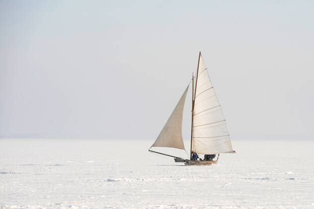 Winter in Ahrenshoop auf Fischland Darß - Eissegeln auf dem zugefrorenen Bodden am Ahrenshooper Hafen Foto: Eissegler