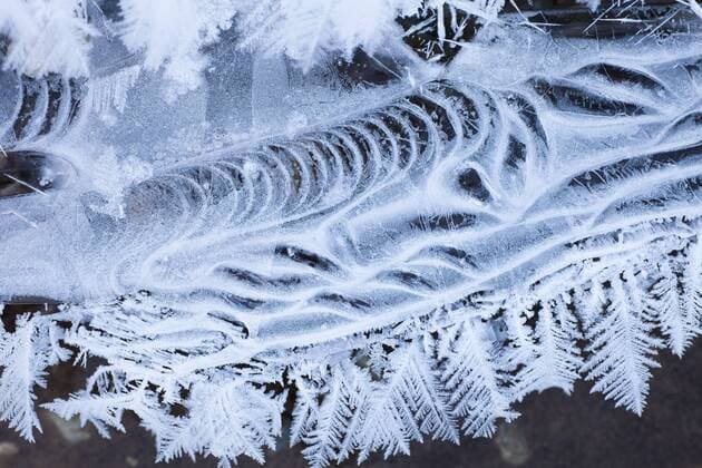  Abstrakte Kunst aus Wasser, Wind, Luft, Eis und Raureif iblprk01408116