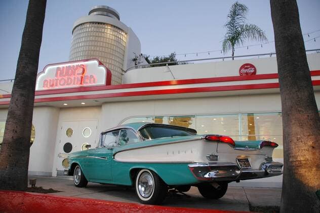 Ein alter Edsel (Ford) vor Ruby s Autodiner in Laguna Beach