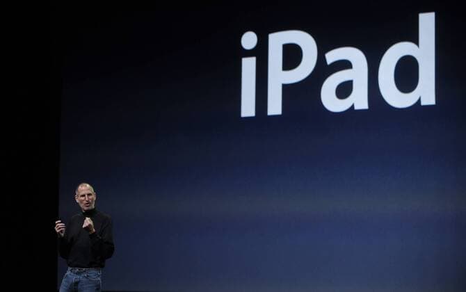 (100127) -- SAN FRANCISCO, Jan. 27, 2010 (Xinhua) -- Apple Chief Executive Officer Steve Jobs introduces the iPad during the launch of Apple s new tablet computer in San Francisco, California, the United States, Jan. 27, 2010. (Xinhua Qi Heng) (zw) (13)U.S.-SAN FRANCISCO-APPLE-IPAD 