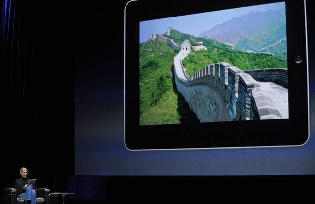(100127) -- SAN FRANCISCO, Jan. 27, 2010 (Xinhua) -- Apple Chief Executive Officer Steve Jobs introduces the iPad during the launch of Apple s new tablet computer in San Francisco, California, the United States, Jan. 27, 2010. (Xinhua Qi Heng) (zw) (9)U.S.-SAN FRANCISCO-APPLE-IPAD 