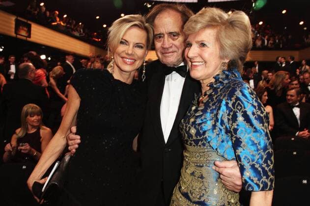 Moderatorin Nina RUGE(li.), Produzent Arthur COHN und Verlegerin Friede SPRINGERR anlässlich der Verleihung von DIE GOLDENE KAMERA in Berlin - 45. Goldene Kamera 2010