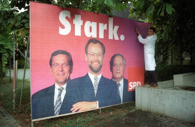 Stark: Wahlplakat mit Kanzlerkandidat Rudolf Scharping (Mitte, SPD-Bundesvorsitzender Ministerpräsident Rheinland Pfalz), Gerhard Schröder (li., SPD Ministerpräsident Niedersachsen) und Oskar Lafontaine (SPD Ministerpräsident Saarland)