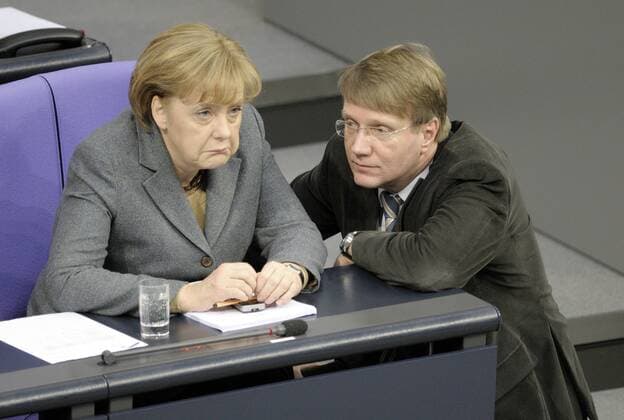 Bundeskanzlerin Angela Merkel und Kanzleramtsminister Ronald POFALLA , beide CDU , im Bundestag am 28.01.2010