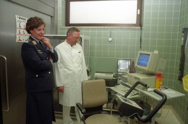 Oberstarzt Verena von Weymarn (Deutschland Designierter erster weiblicher Bundeswehr-General) und Oberarzt Thomas Hundhausen im Bundeswehr-Krankenhaus in Gießen