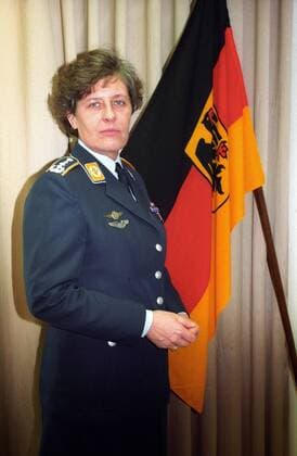 Oberstarzt Verena von Weymarn (Deutschland Designierter erster weiblicher Bundeswehr-General) vor einer Deutschlandfahne