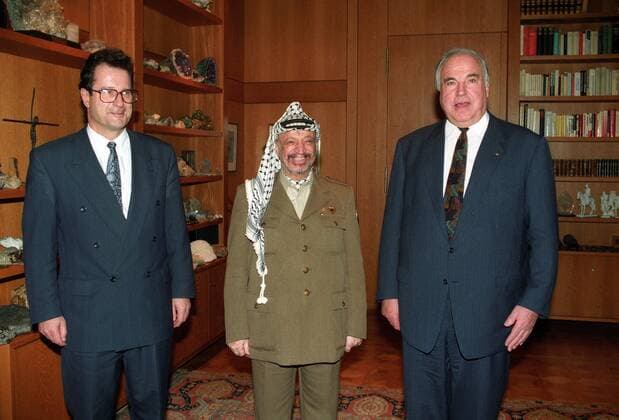 Yassir Arafat (Mitte, Palästinensische Autonomiegebiete PLO) zu Besuch bei Bundeskanzler Helmut Kohl (re., Deutschland CDU) und Außenminister Klaus Kinkel (Deutschland FDP) in Bonn