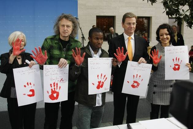 Red Hand Day - Rote Hände gegen den Missbrauch von Kindern als Soldaten, im Auswärtigen Amt Berlin - Wolfgang Niedecken (2nd L), Guido Westerwelle (2nd R) und San Glaser (R)