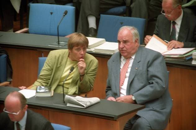 Bundeskanzler Helmut Kohl (Deutschland CDU) und Jugendministerin Angela Merkel (beide Deutschland CDU) während einer Haushaltsdebatte im Bundestag in Bonn