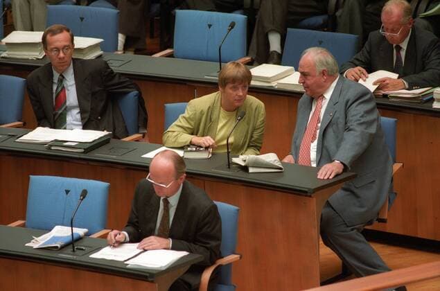 Bundeskanzler Helmut Kohl (re., Deutschland CDU), Jugendministerin Angela Merkel und Verkehrsminister Matthias Wissmann (li., alle Deutschland CDU) während einer Haushaltsdebatte im Bundestag in Bonn