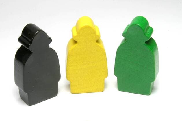 20.02.10; schwarze, gelbe und grüne Spielfiguren stehen nebeneinander