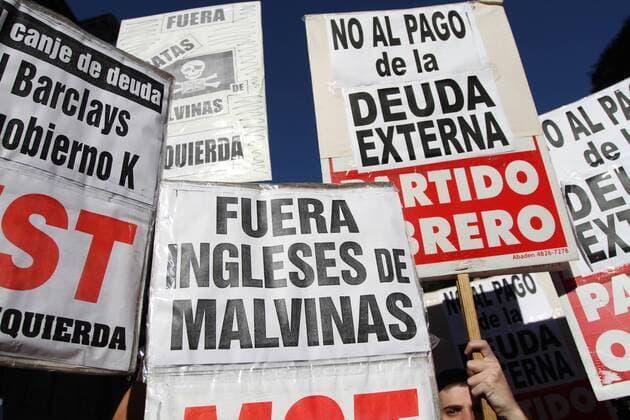 People hold up slogans during a rally protesting Britain s oil drilling plan in the disputed oil-rich Malvinas (Falkland) Islands, in Buenos Aires, Feb. 23, 2010. Tensions between Argentina and Britain have been escalating over Britain s oil drilling plan in the disputed oil-rich Malvinas (Falkland) Islands. The two countries were locked in a new round of verbal skirmishes 28 years after their bitter war over the ownership of the archipelago. (Xinhua Martin Zabala) (zhs) (2)ARGENTINA-RALLY-BRITAIN-DISPUTED ISLANDS 