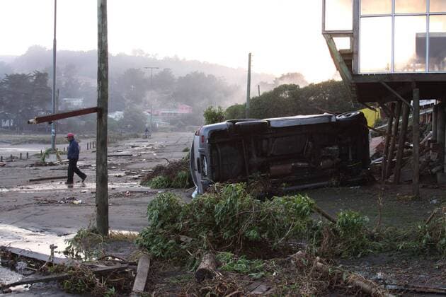 News Tsunami: Erdbeben und Tsunami in Chile, VerwÃ¼stungen an der KÃ¼ste bei Santiago de Chile nach einem Erdbeben mit anschlieÃŸendem Tsunami, HochxZwei