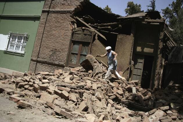 (100228) -- SANTIAGO , Feb. 28, 2010 (Xinhua) -- A Chilean walks on the debris of a building damaged by earthquake in SANTIAGO , capital of Chile, Feb. 27, 2010. Chilean Interior Minister Edmundo Perez Yoma said on Saturday that the death toll for the strong earthquake that shook the center-south of Chile on early Saturday morning has risen to 214. (Xinhua Victor Rojas) (zhs) (2)CHILE-EARTHQUAKE-DEATH TOLL-UPDATE 