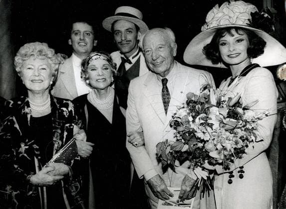 Vera Kalman mit Walter Scheel (Bundespräsident a. D.) und Künstlern des Deutschen Theaters