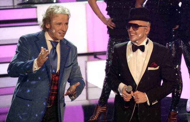 Moderator Thomas Gottschalk mit Sänger Jan Delay (beide Deutschland) - während der ZDF Show Wetten dass aus Erfurt