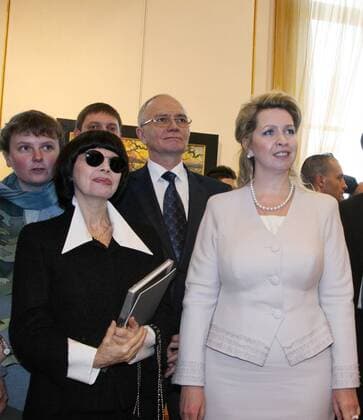 ITAR-TASS 159: PARIS, FRANCE. MARCH 2, 2010. Russian president s wife Svetlana Medvedeva (R) and French singer Mireille Mathieu visit the Window to Russia exhibition at the Russian centre for science and culture in Paris.  premiumd Highlight S007FAD3