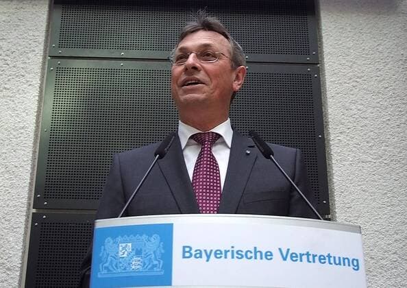 Berlin - Siegfried SCHNEIDER, bayerischer Staatsminister, Chef der Staatskanzlei, aufgenommen während des BERLINALE-Empfangs des FilmFernsehFonds Bayern, FFF Bayern, in der Landesvertretung Bayern,