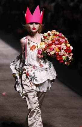 (100306) -- PARIS, March 6, 2010 (Xinhua) -- A model presents a creation by British designer Vivienne Westwood during the autumn-winter 2010 2011 ready-to-wear collection show in Paris, capital of France, on March 5, 2010. (Xinhua Zhang Yuwei) (lr) (6)FRANCE-PARIS-VIVIENNE WESTWOOD-FASHION SHOW 