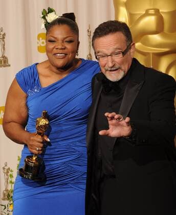 Best Supporting Actress winner Mo Nique appears backstage with actor Robin Williams and her Oscar for Precious: Based on the Novel Push by Sapphire at the 82nd annual Academy Awards in Hollywood on March 7, 2010.  LAP20100307429