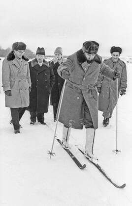 Moscow region. First Secretary of the Central Committee of the Soviet Communist Party Nikita Khrushchev and Cuban leader Fidel Castro (on skis) in the countryside. Photo TASS  Highlight TASS_494461