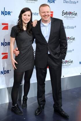 Sängerin Lena Meyer-Landrut und Fernsehmoderator Stefan Raab ( beide GER ) anläßlich des Finales der ARD - Liveshow Unser Star für Oslo am 12.02.2010 in Köln.