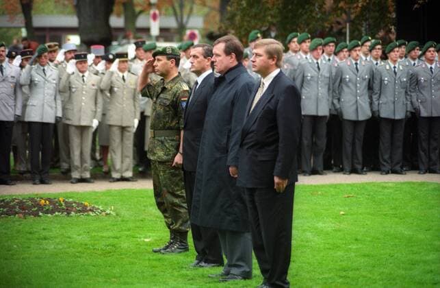 Verteidigungsminister Volker Rühe (vorne, 2.v.r., Deutschland), Francois Leotard (vorne, 3.v.r., Frankreich) und Leo Delcroix (Belgien) in Straßburg