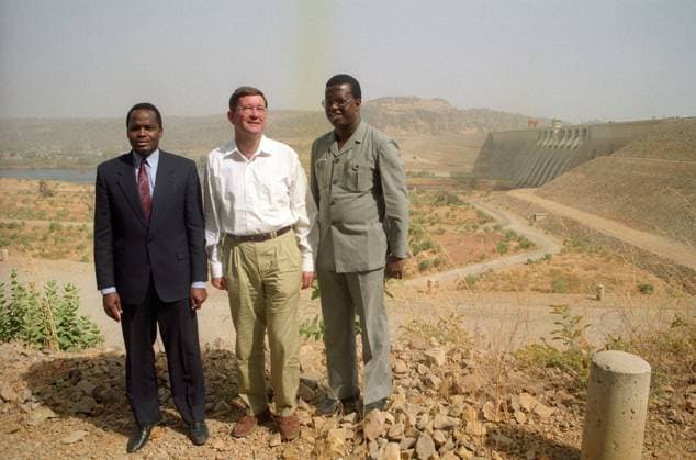 Entwicklungsminister Carl-Dieter Spranger (Mitte, Deutschland CSU), Außenminister M. A. Toure (re., Mali) und Außenminister Mohamed Lemine ould Ahmed (Mauretanien) vor dem Manantali Staudamm in Mali