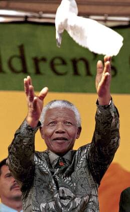 IMAGO History, Ende der Apartheid in Südafrika: 1990-1994 6 August 2000. Former South African president Nelson Mandela releases a dove at the Nelson Mandela Children s day at Pilansberg Reserve. South Africa. Gallo000020888