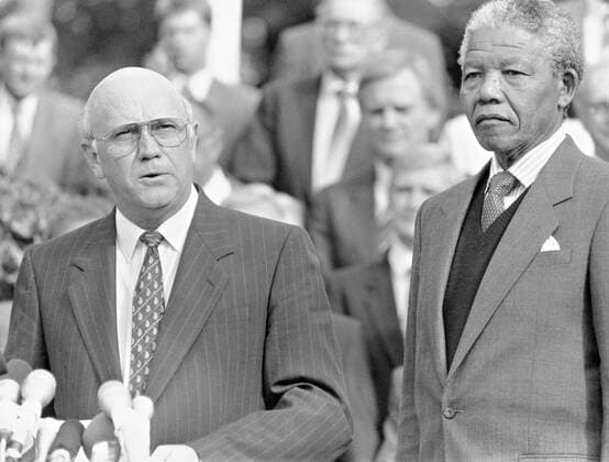 IMAGO History, Ende der Apartheid in Südafrika: 1990-1994 1990. South Africa. Constitutional negotiations. South African State President and National Party leader FW de Klerk (L) with ANC president Nelson Mandela. Gallo000030370