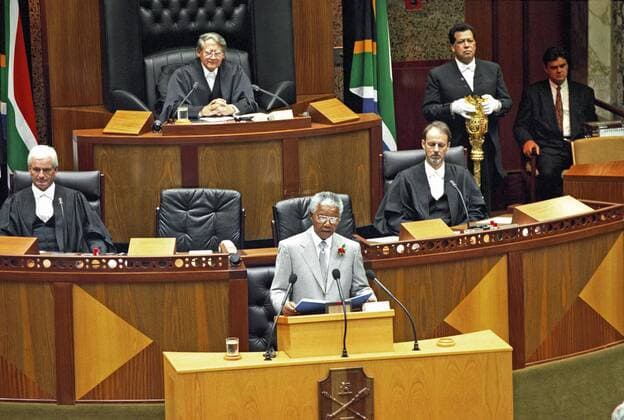 IMAGO History, Ende der Apartheid in Südafrika: 1990-1994 1996. South Africa, Western Cape, Cape Town. President Nelson Mandela making a speech during the opening of Parliament. Gallo000051641