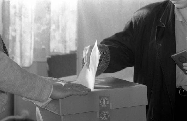 Wahl zur ersten freien Volkskammer in der DDR in Ost-Berlin, Wahllokal, Abstimmung