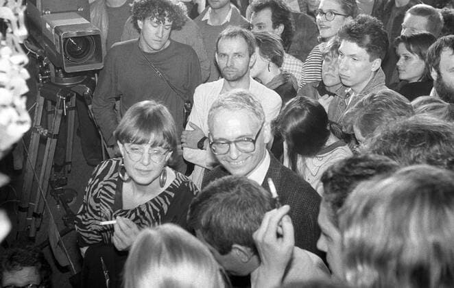 Marianne Birthler und Jens Reich (Mitte) während der Wahlparty von Bündnis 90 anlässlich der ersten freien Volkammerwahl in der DDR - Ost-Berlin