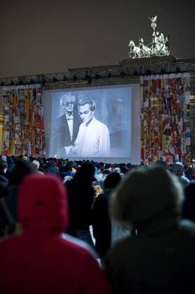  Premiere der restaurierten Originalfassung von Fritz Langs Metropolis während der Berlinale 2010 am Brandenburger Tor, Berlin, Deutschland, Europa ibloha01463336
