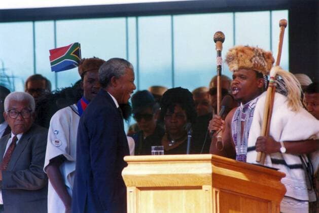 IMAGO History, Ende der Apartheid in Südafrika: 1990-1994 SOUTH AFRICA - 10 May 1994: President Nelson Mandela (C) at his inauguration. ( Gallo0000094364
