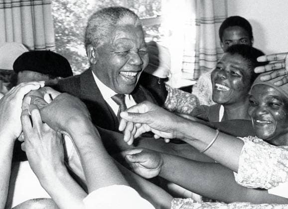 IMAGO History, Ende der Apartheid in Südafrika: 1990-1994 SOUTH AFRICA - 1993: Excited workers from the Hunter s Rest Hotel near Rustenburg greet President Nelson Mandela. ( Gallo0000095765