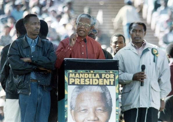 IMAGO History, Ende der Apartheid in Südafrika: 1990-1994 SOUTH AFRICA - 1994: Former President Nelson Mandela (C) during an ANC rally. ( !ACHTUNG: AUFNAHMEDATUM GESCHÄTZT! Gallo0000095805