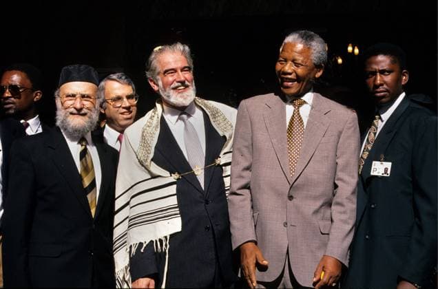 IMAGO History, Ende der Apartheid in Südafrika: 1990-1994 CAPE TOWN, SOUTH AFRICA - February 1994: African National Congress President Nelson Mandela (2nd R) with Chief Rabbi, Cyril Harris (C) during a visit to jewish leaders in Seapoint during the run up to the country s first democratic elections. ( Gallo0002848