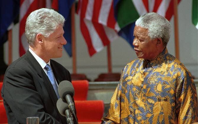 IMAGO History, Ende der Apartheid in Südafrika: 1990-1994 CAPE TOWN, SOUTH AFRICA - March 1998: South African president, Nelson Mandela (L) on the steps of Tuynhuys in Parliament with American president, Bill Clinton during the US president s first state visit to South Africa. ( Gallo104210