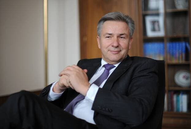 17.03.2010 Berlin Mitte: Der Regierende Bürgermeister von Berlin Klaus Wowereit (SPD) im Gespräch mit Journalisten des Berliner Kurier in seinem Büro im Roten Rathaus.