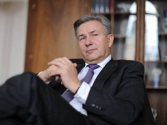 17.03.2010 Berlin Mitte: Der Regierende Bürgermeister von Berlin Klaus Wowereit (SPD) im Gespräch mit Journalisten des Berliner Kurier in seinem Büro im Roten Rathaus.