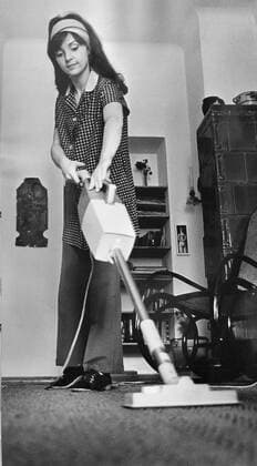 Junge Frau beim Staubsaugen, DDR, Deutschland, Europa, ca. 1975 iblnit01473766