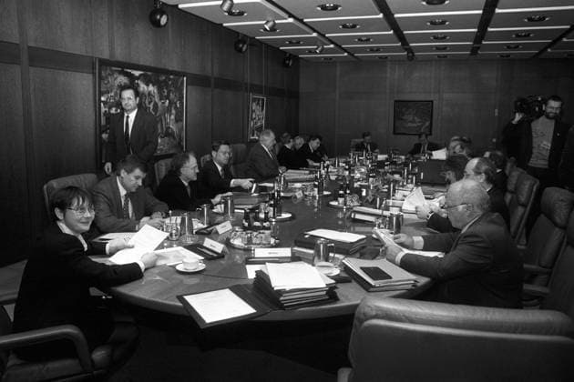 Bundeskanzler Helmut Kohl (sitzend 5.v.li., Deutschland CDU), Claudia Nolte (li., Familienministerin), Horst Seehofer (2.v.li., Gesundheitsminister), Jürgen Rüttgers (3.v.li., Forschungsminister), Carl-Dieter Spranger (4.v.li., Entwicklungshilfeminister), Klaus Kinkel (stehend, li., Außenminister) und Arbeitsminister Norbert Blüm (re., Deutschland CDU) während einer Kabinettssitzung in Bonn