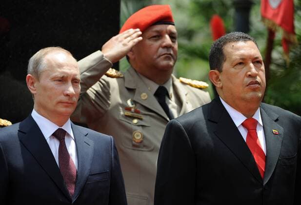 ITAR-TASS 19: CARACAS, VENEZUELA. APRIL 3, 2010. Russian Prime Minister Vladimir Putin and Venezuelan President Hugo Chavez (L-R) seen at a welcoming ceremony.  Highlight RE0CBEB6