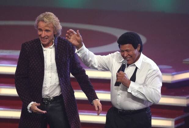 My Swinging Sixties, Musiksendung mit Stars aus den Sechzigern im Bavaria Filmstudio, Thomas Gottschalk (L) verabschiedet Sänger Chubby Checker,
