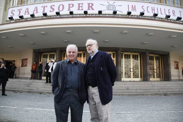 Berlin, Pressekonferenz der Staatsoper Unter den Linden im Schiller Theater mit Intendant Jürgen Flimm (R) und Generalmusikdirektor Daniel Barenboim