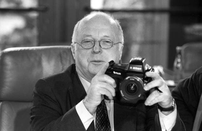 Arbeitsminister Norbert Blüm (Deutschland CDU) mit einer Nikon-Spiegelreflexkamera während einer Kabinettssitzung in Bonn