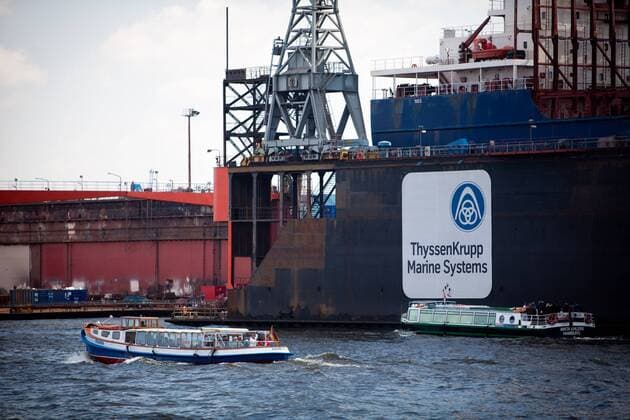 ThyssenKrupp Marine Systems (TKMS) Logo am Trockendock von Blohm und Voss (10.04.2010) in Hamburg. Thyssen Krupp Marine Systems (TKMS)